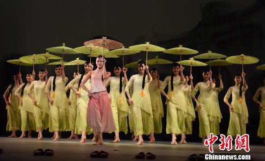 当地时间2月2日，大型中国舞剧《沙湾往事》在华盛顿肯尼迪艺术中心上演。图为演员在媒体场演出。　邓敏 摄