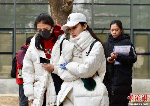 2月27日，北京电影学院2018年艺考初试开考，校园内云集众多高颜值的帅哥美女。 中新网记者 翟璐 摄