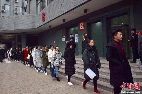 2月27日，北京电影学院2018年艺考初试开考，校园内云集众多高颜值的帅哥美女。图为等待进入考场的考生们。 中新网记者 翟璐 摄