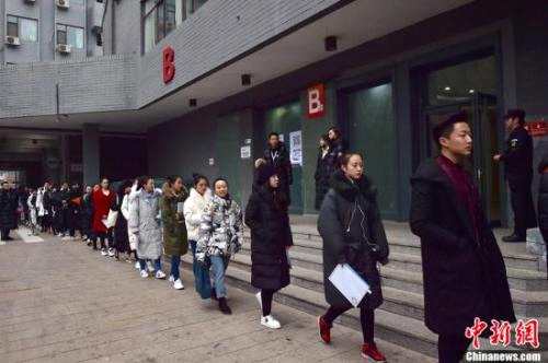 2月27日，北京电影学院2018年艺考初试开考，图为等待进入考场的考生们。 中新网记者 翟璐 摄