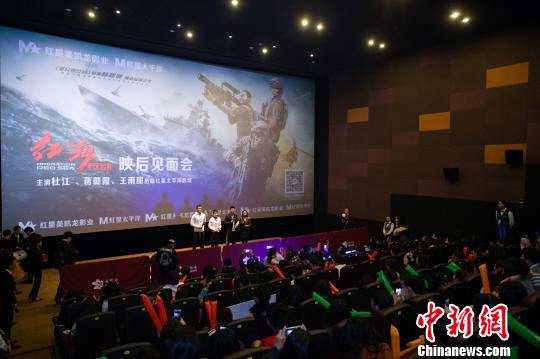 《红海行动》主创来到福州，为新电影宣传造势。　李南轩　摄