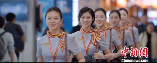 福州航空推出首部乘务形象宣传片《门》剧照。　叶雅云 摄