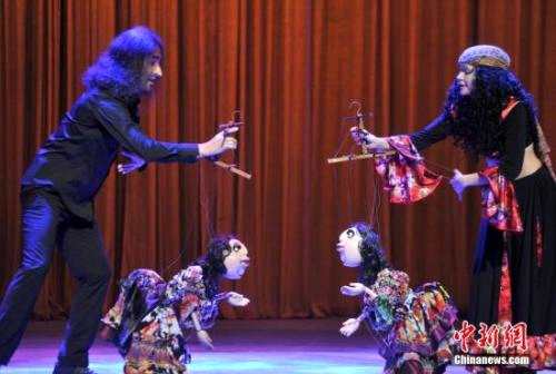 第四届中国泉州国际木偶节，德国“第五轮子剧团”表演《非法之旅》选段。吕明 摄