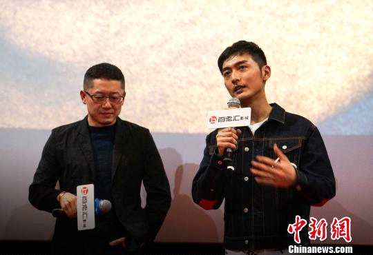 图为：电影《暴裂无声》导演忻钰坤（左）和主演宋洋。　片方供图　摄