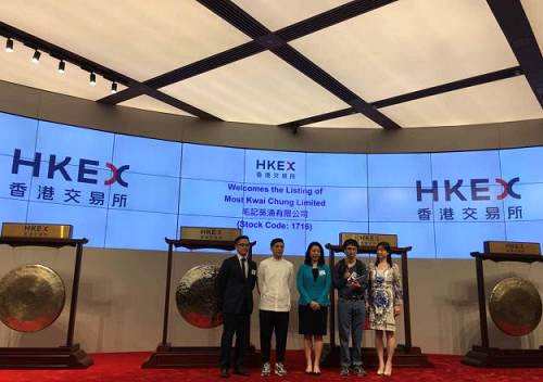 毛記葵涌（1716.HK）今日掛牌上市，開盤大漲600%，報8.4港元，成交額2.03億港元。其最高漲至11.76港元，截至中午收盤，毛記葵涌報7.18元，漲幅498.33%。