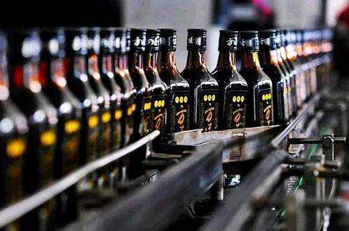 而會(huì)稽山收購(gòu)的烏氈帽酒業(yè)和唐宋酒業(yè)，2017年分別為母公司貢獻(xiàn)凈利潤(rùn)3625.81萬(wàn)元、885.55萬(wàn)元。