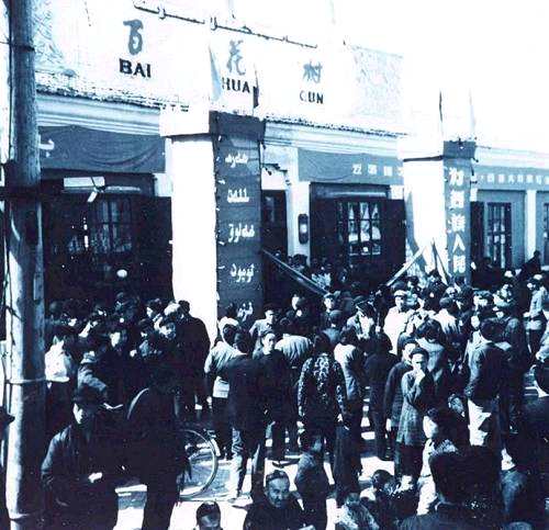 公司一上市業(yè)績(jī)就急劇下滑，1998年-2000年更是連續(xù)3年虧損，戴上了PT的帽子。