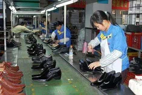 進(jìn)入2017年，哈森股份業(yè)績下滑的勢頭進(jìn)一步加劇。公司全年業(yè)績預(yù)告顯示，歸屬凈利預(yù)計(jì)減少5650萬元至7250萬元，最終應(yīng)為799萬至2399萬；扣非凈利將減少5830 萬元至 7430萬元，最終為-548萬至-2148萬，這也將是公司扣非凈利將首次錄得虧損。