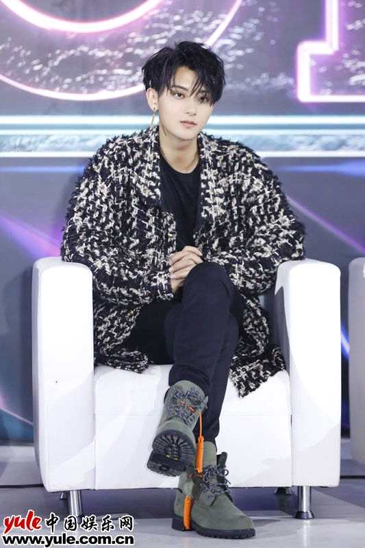 黄子韬帅气出席《创造101》发布会 慵懒气质漫