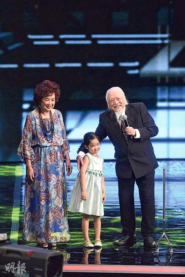 楚原（右起）精神奕奕领取《终身成就奖》，6岁孙女与太太南红陪伴上台。
