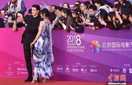 第八届北京国际电影节开幕式在雁栖湖国际会展中心举行。中新网记者 翟璐 摄