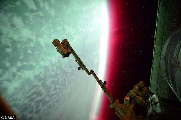 2015年，着名宇航员斯科特·凯利（Scott Kelly）曾拍过一张照片，图中地球笼罩在一层诡异的红光中。地球大气层可保护地表生物不受太阳辐射的伤害。
