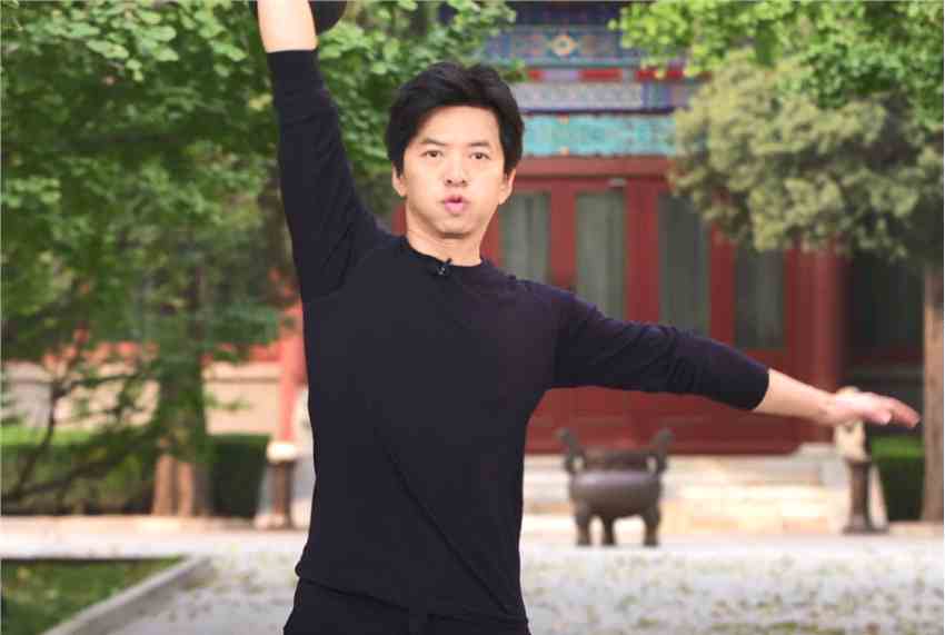 李健发布壶铃健身教程粉丝催我去举铁