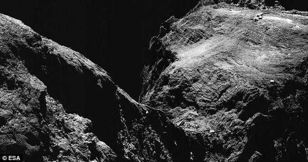 如图所示，这是罗塞塔任务拍摄67P彗星表面的真实结构。