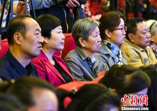 王蔚的家属亲朋观看首映式。　刘新 摄