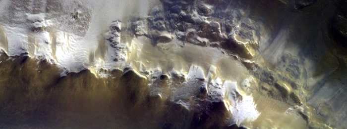 火星的陨石坑被厚厚冰雪覆盖。