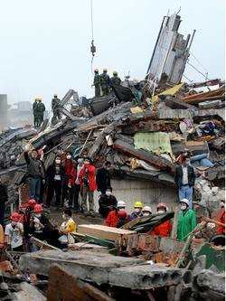 图为2008年汶川地震的救灾现场.