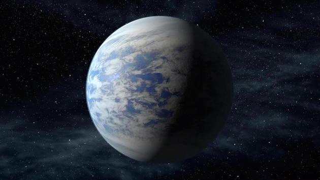 图中是艺术家描绘的Kepler-69c，这是一颗位于天鹅星座宜居地带的超级地球，它距离地球2700光年。如果有智慧外星人生存在这颗行星，他们将很难通过发射航天器离开这颗行星，因为超级地球的引力非常强