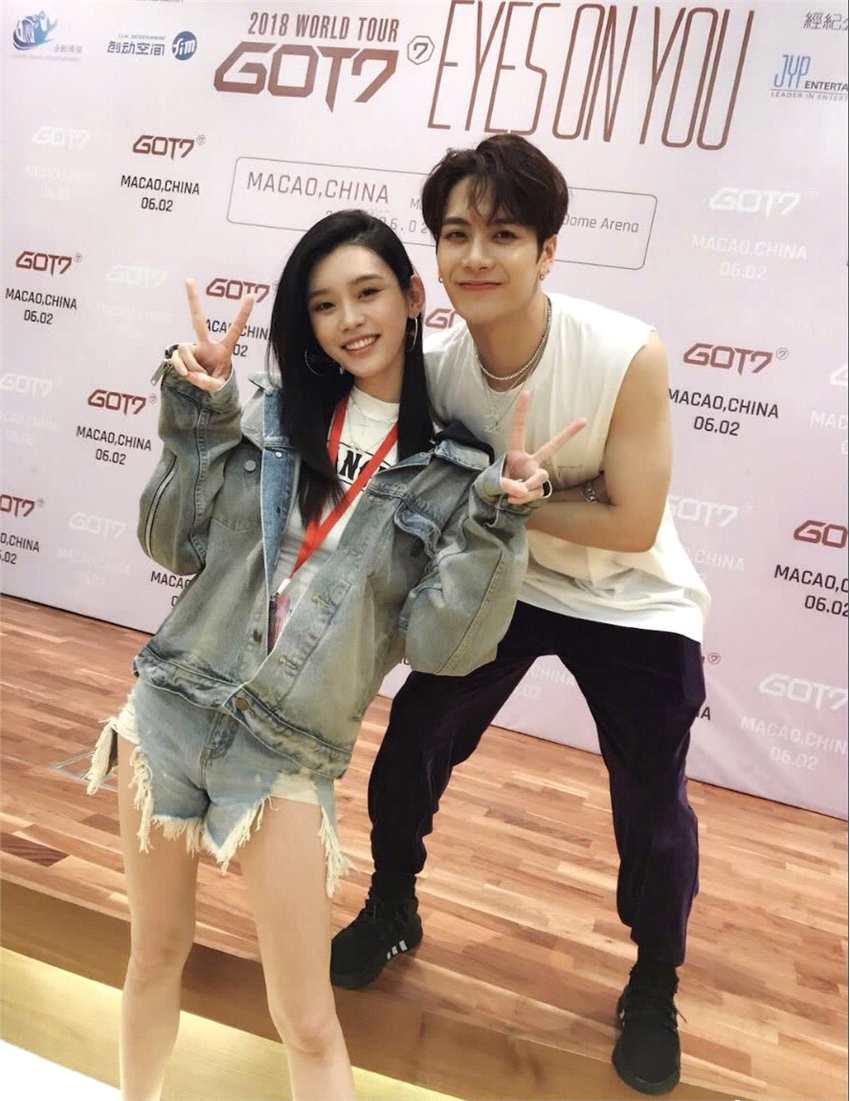 王嘉尔晒与何猷君奚梦瑶合影再次坐实两人恋情