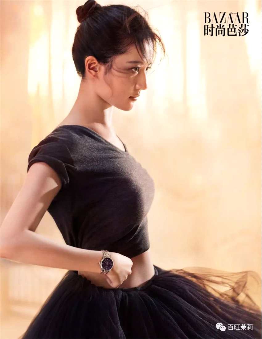 为《时尚芭莎》拍摄的7月份封面照曝光惹,照片中,神仙姐姐化身黑天鹅