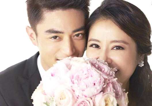 42岁林心如自信素颜出镜:穿露肩礼裙秀好身材