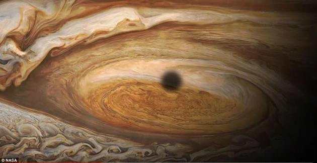 科学家认为，这些变化是由大红斑中风速的变化导致的。大红斑位于木星南半球，是一团呈逆时针旋转的剧烈风暴。推动云层旋转的风速高达每小时680公里。