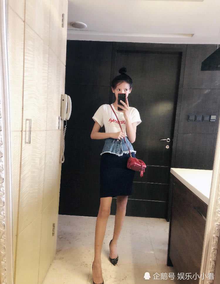 张予曦自拍显露马甲线,长腿亮眼惹羡慕