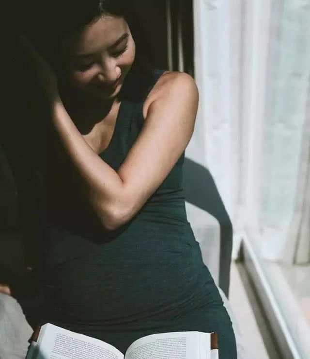 早前,吴雨霏生日,她挺着孕肚和闺蜜邓丽欣,区文诗一起庆祝.