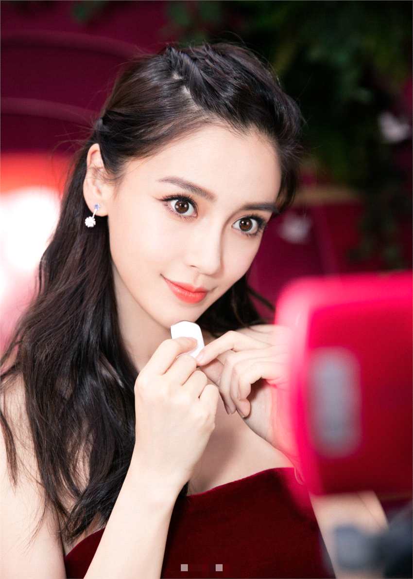 angelababy的大眼睛十分有神.angelababy长相十分甜美可爱.