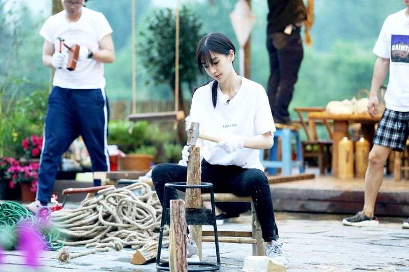 Angelababy做客《向往生活》 劈柴剥蒜尽显满