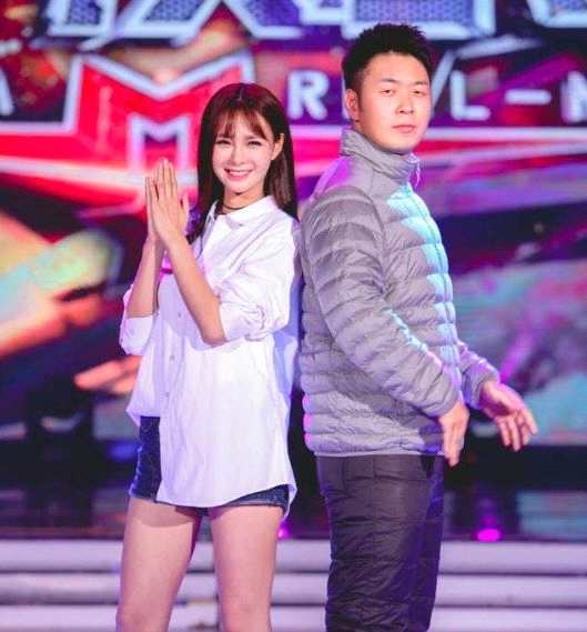 沈梦辰直播讲解卫生巾、半夜爬小区铁门,有点