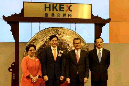 小米董事长雷军（左二）、香港财政司司长陈茂波（右二）、港交所主席史美伦（左一）、港交所行政总裁李小加（右一）合影
