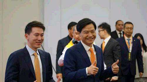 雷軍創(chuàng)業(yè)小米時見的第二個投資人、GGV管理合伙人童士豪也來到現(xiàn)場，他稱開盤是一瞬間，好戲還在后面。他在現(xiàn)場打趣，“還從來沒有一家創(chuàng)業(yè)公司能把手機做成”，并表示看好小米未來發(fā)展尤其是海外市場的潛力。