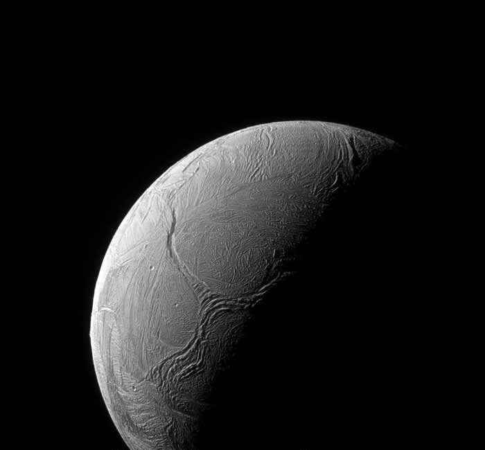 在这张卡西尼号所拍摄的影像中，可以看到土卫二的冰壳裂纹沿着南极地区蜿蜒。 PHOTOGRAPH BY NASA, JPL-CALTECH/SPACE SCIEN