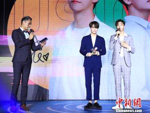第十二届音乐盛典咪咕汇新闻发布会18日在上海举行，人气偶像歌手林彦俊(图左)、陈立农(图右)亮相助阵。　康玉湛 摄