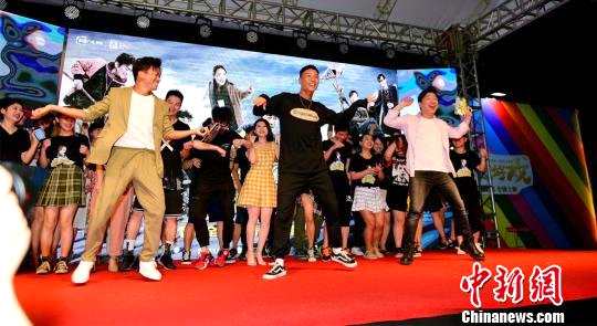 街舞出身的肖杰也与黄渤、王宝强共同跳起《最好的舞台》。片方供图