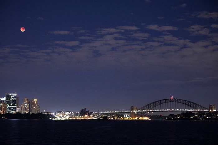 悉尼夜空出现血月。