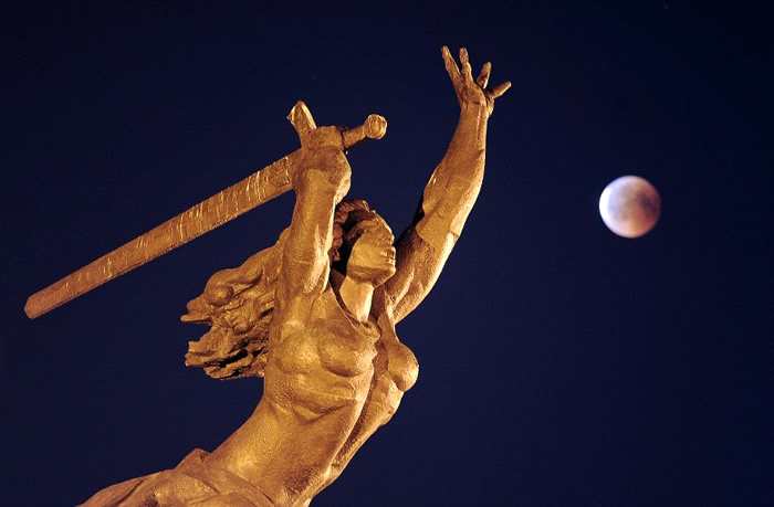 波兰华沙有摄影师利用血月，为尼姬雕像增添背景。