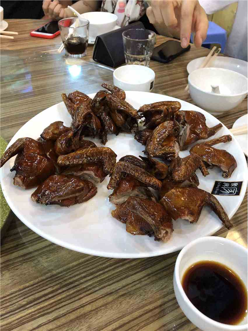 魔性大笑难掩乡怀 王祖蓝化身美食达人讲述香港小吃