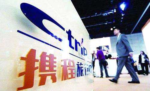 為什么會選擇做旅游類網(wǎng)站呢？梁建章認為，1998年中國的旅游業(yè)規(guī)模達到2391億元人民幣，旅游是老百姓的第二大支出，甚至還高于汽車，那么市場潛力無疑是巨大的，而當時的旅游社提供的服務很不到位，這又成為攜程的崛起的巨大機遇。