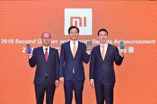 根據(jù)半年報(bào)的數(shù)據(jù)，小米2018年上半年收入796.48億元(人民幣，下同)，同比增長(zhǎng)75.4%；經(jīng)調(diào)整利潤(rùn)38.16億元，同比增長(zhǎng)62.2%。Q2單季度收入452.36億元，同比增長(zhǎng)68.3%，環(huán)比增長(zhǎng)31.5%；Q2經(jīng)調(diào)整利潤(rùn)21.17億元，同比增長(zhǎng)25.1%，環(huán)比增長(zhǎng)24.6%。