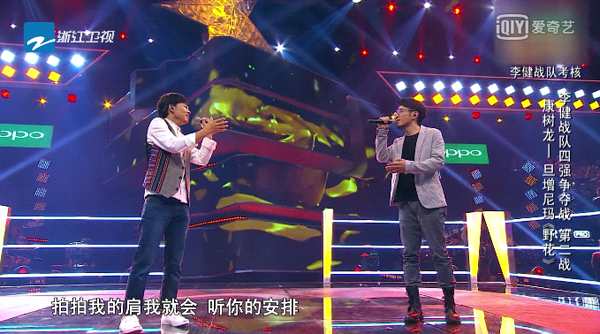 爱奇艺《中国好声音》周杰伦戴眼镜扮学霸 谢霆锋上演“摸头杀”