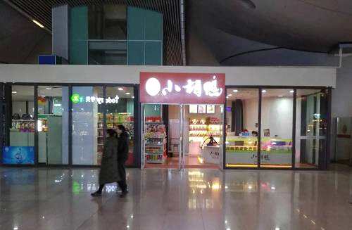 公司重點(diǎn)開(kāi)發(fā)的華東市場(chǎng)，去年上半年門(mén)店單店月均收入17.08萬(wàn)元，今年上半年門(mén)店單店月均收入降至12.24萬(wàn)元，降幅28.4%。