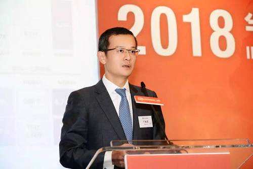 據(jù)易居企業(yè)執(zhí)行董事兼首席執(zhí)行官丁祖昱透露：易居企業(yè)在今年年初與這些股東簽訂了為期6年的戰(zhàn)略合作。隨著房地產(chǎn)行業(yè)銷售集中度進(jìn)一步提高，這些企業(yè)的市場占有率進(jìn)一步提升，易居瞄準(zhǔn)了這一趨勢，所拿到的代理業(yè)務(wù)規(guī)模將更加龐大，從而實(shí)現(xiàn)效益的持續(xù)提升。