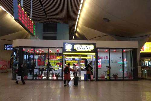 會(huì)娛樂(lè)又會(huì)賺錢(qián)的周黑鴨賣(mài)不動(dòng)了！今年上半年，不僅少賣(mài)了1200噸，還少賺了7800萬(wàn)元。