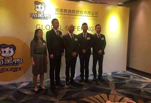 斑馬消費(fèi)發(fā)現(xiàn)，周黑鴨的產(chǎn)品收益也在逐步下降。其中報(bào)顯示，今年上半年，鴨及鴨副產(chǎn)品、以及其他產(chǎn)品的收益分別為14億元、1.97億元，分別同比下滑0.28%、7.9%。