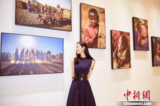 江一燕和她的摄影作品。英国驻武汉总领事馆供图
