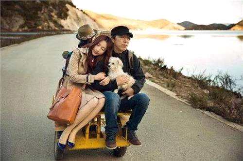 但內(nèi)容宣發(fā)對于貓眼收益真正產(chǎn)生影響是從2016年開始。2016年，貓眼從新美大中獨(dú)立出來，王興在內(nèi)部郵件中表示，貓眼的目標(biāo)是依托領(lǐng)先的電影票務(wù)平臺和用戶社區(qū)，重點(diǎn)加強(qiáng)發(fā)展電影上游業(yè)務(wù)。隨后，王長田用23.83億的現(xiàn)金和價值23.99億的光線傳媒股票，換來了貓眼的控股權(quán)。