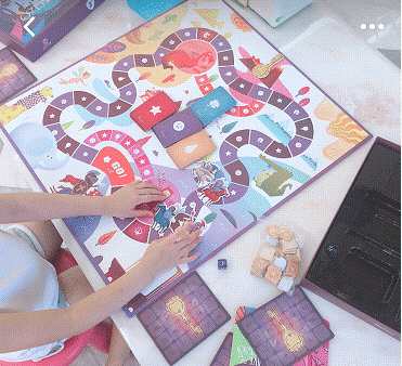 李小璐晒女儿玩桌游照片，5岁甜馨能用外语对话了？