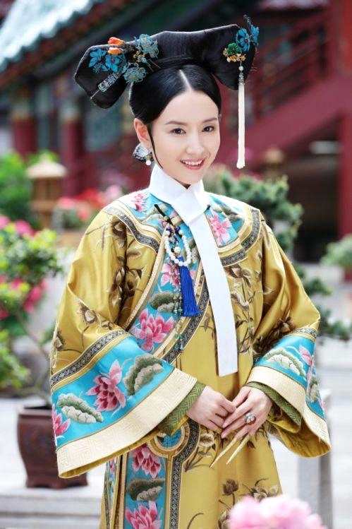 近日,清宫剧《如懿传》正在热播,剧中饰演富察皇后的董洁也因此受到